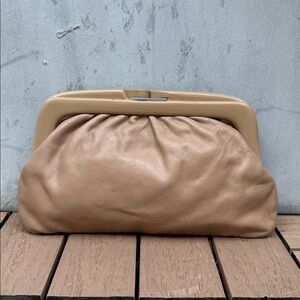 vintage beige Italian bag clutch 1970s with acrylic kiss lock closure